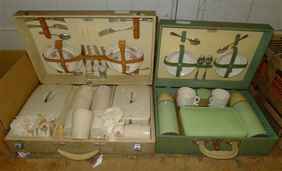 2 cased picnic sets